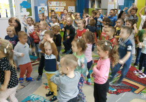 dzieci tańczą do granej muzyki na żywo